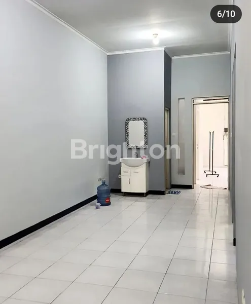 image RUMAH SIAP HUNI TAMAN HOLIS 2 NYAMAN FULL RENOV SEMI FURNISHED (4)