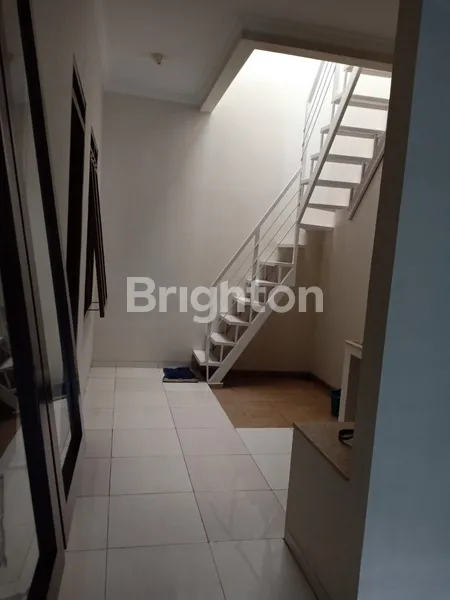 image RUMAH TAMAN HOLIS 1,5 LANTAI SIAP HUNI FULL RENOV (2)