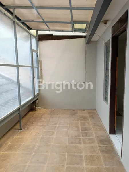 image RUMAH TAMAN HOLIS 1,5 LANTAI SIAP HUNI FULL RENOV (3)