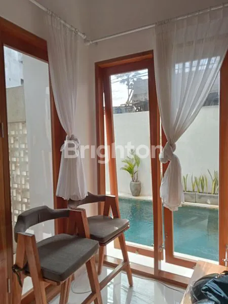 image RUMAH GAYA VILLA 3 LT CANTIK DAN MEWAH FULL FURNISHED ADA ROOFTOP ONE CLUSTER MUMBUL JIMBARAN (2)