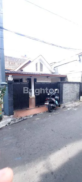 RUMAH DI CAWANG JAKARTA TIMUR, KOKOH DAN STRATEGIS