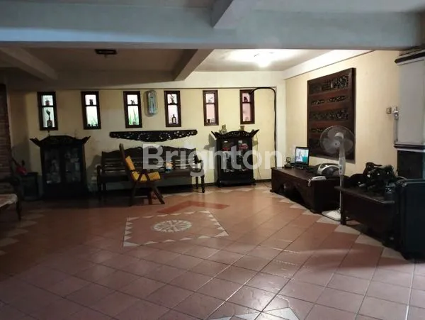 image RUMAH MEWAH 2 LANTAI DI PUSAT KOTA MALANG (3)