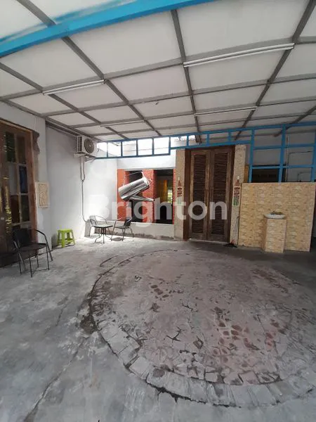 image PURWOSARI, LAWEYAN, SURAKARTA,  RUMAH LUAS DESAIN KAFE, LOKASI STRATEGIS  PINGGIR JALAN RAYA, AKSES MOBIL 2 ARAH, LOKASI RAMAI, COCOK UNTUK USAHA KULINER (3)