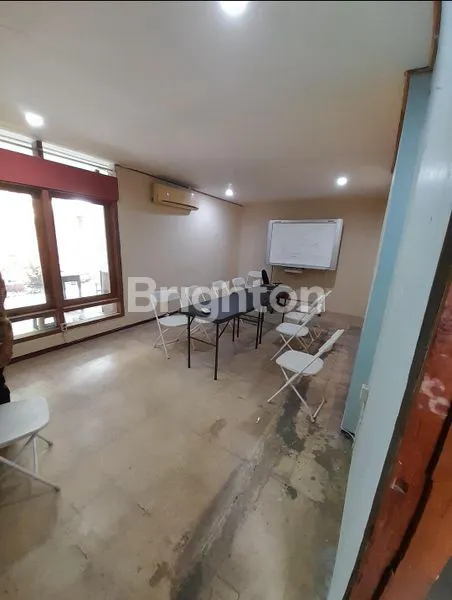 image PURWOSARI, LAWEYAN, SURAKARTA,  RUMAH LUAS DESAIN KAFE, LOKASI STRATEGIS  PINGGIR JALAN RAYA, AKSES MOBIL 2 ARAH, LOKASI RAMAI, COCOK UNTUK USAHA KULINER (8)