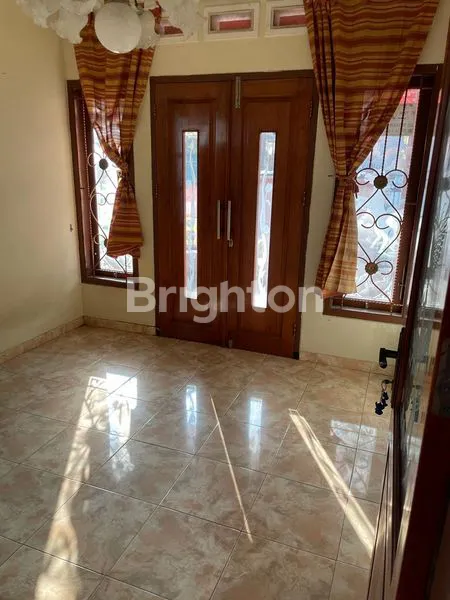 image RUMAH 2 LANTAI SEMI PERABOT DI BUNGA-BUNGA DEKAT UB SUHAT KOTA MALANG (2)