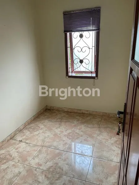 image RUMAH 2 LANTAI SEMI PERABOT DI BUNGA-BUNGA DEKAT UB SUHAT KOTA MALANG (3)