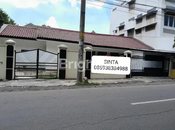 PENUMPING, LAWEYAN, SURAKARTA, RUMAH TENGAH KOTA, STRATEGIS PINGGIR JALAN RAYA, AKSES JALAN 2 ARAH, RAMAI, DEKAT MALL, KAMPUS, SEKOLAH, COCOK UNTUK USAHA KULINER, KOST-KOSTAN DAN LAIN SEBAGAINYA.