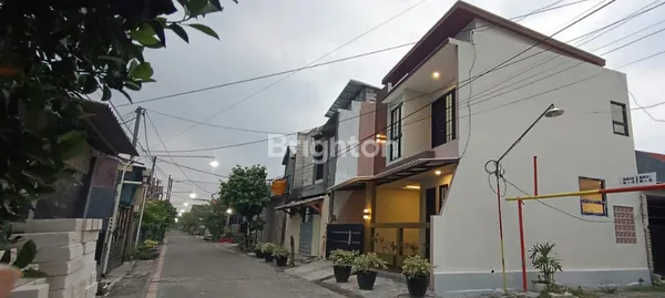 image RUMAH TERMURAH & LOKASI-NE UAPIK JALAN UTAMA PROVINSI 2 LANTAI MODERN MINIMALIS MENGANTI PERMAI (3)