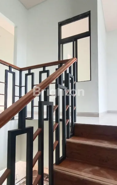 image RUMAH TERMURAH & LOKASI-NE UAPIK JALAN UTAMA PROVINSI 2 LANTAI MODERN MINIMALIS MENGANTI PERMAI (8)