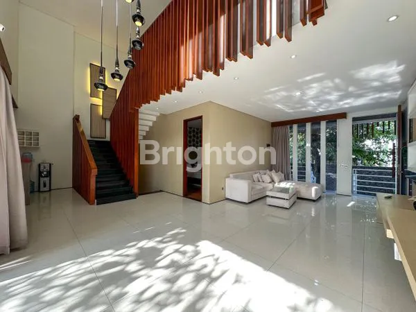 image RUMAH SEMI VILLA 3 LANTAI DENGAN DESAIN INTERIOR MODERN MINIMALIS YANG COZY SEMI FURNISHED WITH SWIMMING POOL, GARDEN,SERTA AKSES JALAN YANG LEBAR,BERLOKASI DI GATSU BARAT DEKAT KEROBOKAN (2)