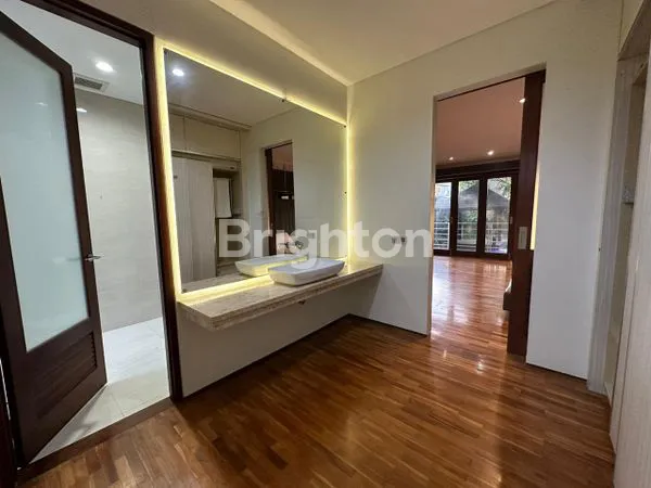 image RUMAH SEMI VILLA 3 LANTAI DENGAN DESAIN INTERIOR MODERN MINIMALIS YANG COZY SEMI FURNISHED WITH SWIMMING POOL, GARDEN,SERTA AKSES JALAN YANG LEBAR,BERLOKASI DI GATSU BARAT DEKAT KEROBOKAN (5)