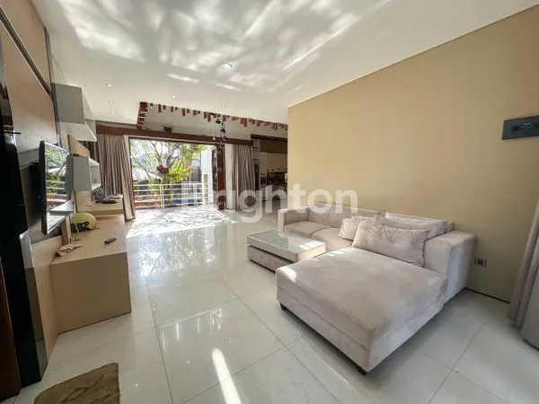 image RUMAH SEMI VILLA 3 LANTAI DENGAN DESAIN INTERIOR MODERN MINIMALIS YANG COZY SEMI FURNISHED WITH SWIMMING POOL, GARDEN,SERTA AKSES JALAN YANG LEBAR,BERLOKASI DI GATSU BARAT DEKAT KEROBOKAN (6)