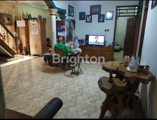 image DIJUAL RUMAH  2.LT  BANYAK KMR ISTIMEWA KUSEN JATI TUA (3)