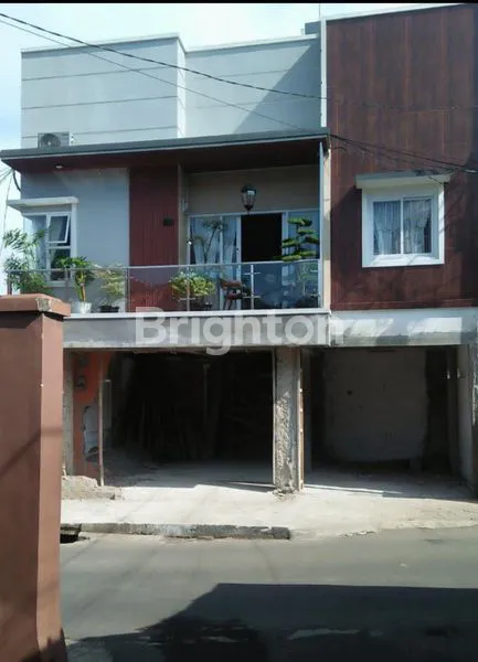 HUNIAN 3 LANTAI UNTUK TEMPAT TINGGAL & USAHA