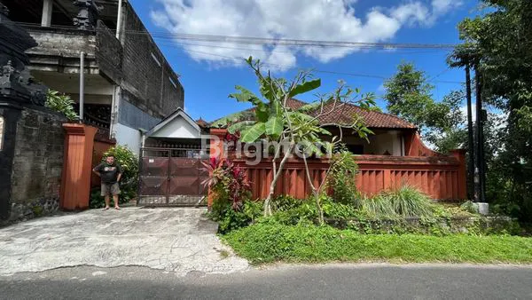 image RUMAH DENGAN HALAMAN LUAS DAN ASRI DI TENGAH KOTA GIANYAR (1)