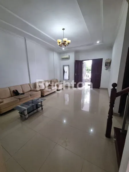 RUMAH DALAM KOMPLEK CEMARA ASRI