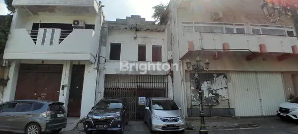 GEDUNG / RUKO ITUNG TANAH DI KOTA LAMA SEMARANG. HERITAGE OLD BUILDING IN OLD TOWN, SEMARANG.