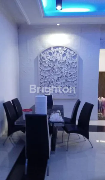 image RUMAH CANTIK, BERSIH, MEWAH LOKASI STRATEGIS DI TENGAH KOTA. SANGAT DEKAT AKSES KEMANA SAJA. (2)