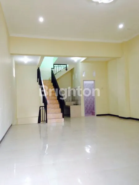 image RUKO 2,5 LANTAI TEPI JALAN RAMAI DEKAT PINTU TOL (3)