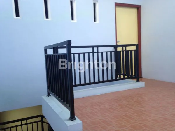 image RUKO 2,5 LANTAI TEPI JALAN RAMAI DEKAT PINTU TOL (5)