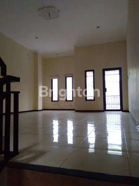 image RUKO 2,5 LANTAI TEPI JALAN RAMAI DEKAT PINTU TOL (4)