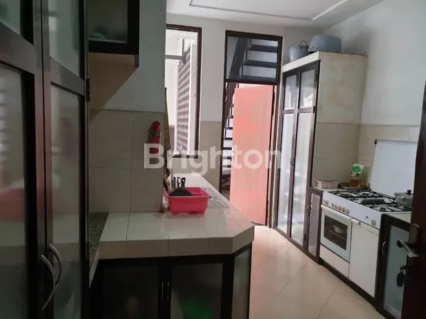 image RUMAH 2 LANTAI TERAWAT DI MEDOKAN, LOKASI STRATEGIS (6)