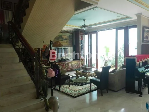 image RUMAH KLASIK 2.5 LT DI VILLA  RIVIERA PAKUWON CITY SURABAYA SIAP HUNI (4)