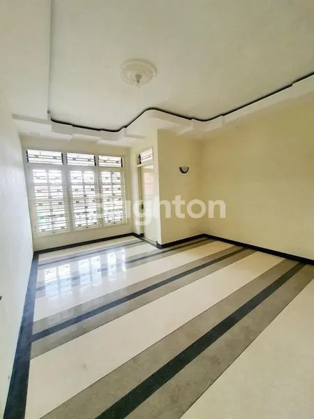 image RUMAH BAGUS TERAWAT 2 LT LUAS DI JL PULAU² KOTA MALANG (5)