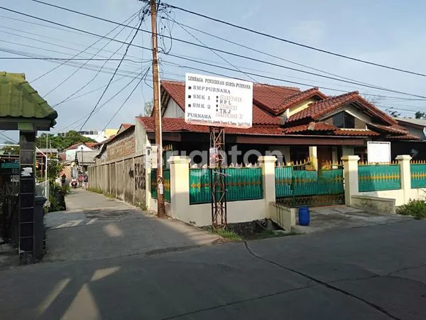image RUMAH DENGAN TANAH LUAS DI PUSAT KOTA DEPOK (3)
