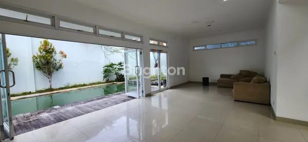 image RUMAH DUA LANTAI ADA KOLAM RENANG DI LINGKUNGAN PREMIUM (3)