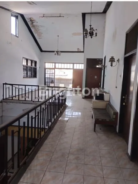 image TURUN HARGA RUMAH 3 LANTAI STRATEGIS TENGAH KOTA COCOK BUAT USAHA DI KOTA JEMBER JAWA TIMUR (8)