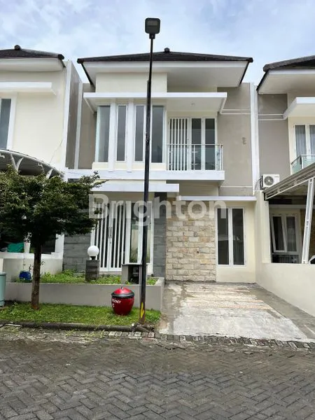 RUMAH MODERN 2 LANTAI DI KAWASAN ELIT KOTA BATU