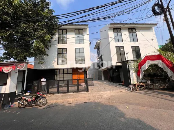 TURUN HARGA... TEMPAT USAHA STRATEGIS YG TERDIRI DARI 2 RUKO, 3 APARTHOUSE YANG SUDAH TERSEWA BERIKUT TANAH KOSONG DALAM 1 AREA DI WIJAYA KEBAYORAN BARU, JAKARTA SELATAN