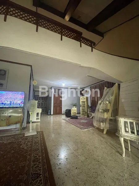 image SEMANGGI, SURAKARTA, RUMAH MEWAH 2 LANTAI PINGGIR JALAN RAYA DENGAN LOKASI STRATEGIS DAN RAMAI, AKSES KEBERBAGAI TEMPAT DEKAT, COCOK UNTUK KELUARGA BESAR (3)