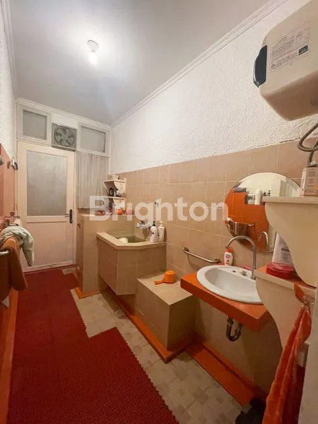 image SEMANGGI, SURAKARTA, RUMAH MEWAH 2 LANTAI PINGGIR JALAN RAYA DENGAN LOKASI STRATEGIS DAN RAMAI, AKSES KEBERBAGAI TEMPAT DEKAT, COCOK UNTUK KELUARGA BESAR (7)