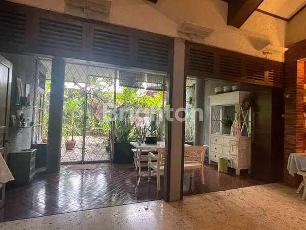 image SEMANGGI, SURAKARTA, RUMAH MEWAH 2 LANTAI PINGGIR JALAN RAYA DENGAN LOKASI STRATEGIS DAN RAMAI, AKSES KEBERBAGAI TEMPAT DEKAT, COCOK UNTUK KELUARGA BESAR (8)