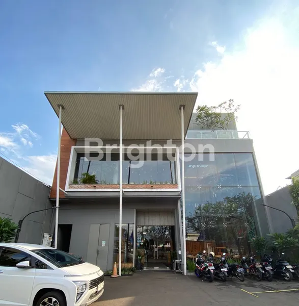 BANGUNAN KOMERSIAL STRATEGIS TEPI JALAN CIBUBUR