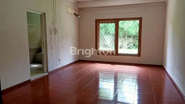 image RUMAH KLASIK, LUAS DAN ASRI LOKASI TAMAN KENCANA (8)