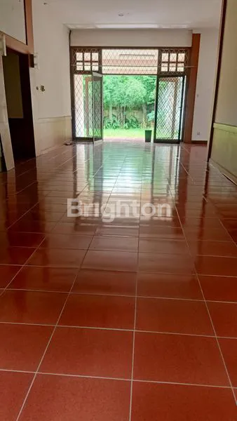 image RUMAH KLASIK, LUAS DAN ASRI LOKASI TAMAN KENCANA (3)