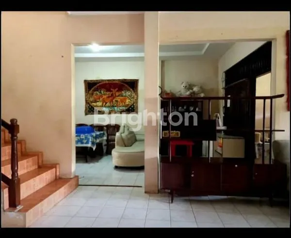 image RUMAH LUAS 2 LANTAI DI JL.KALIMANTAN, DEKAT PEREMPATAN KENTUNGAN & UGM (5)