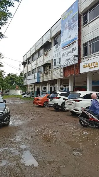 RUKO STRATEGIS  3 PINTU GANDENG PLONG