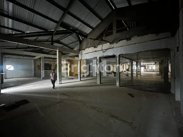 image BANGUNAN TENGAH KOTA LOSS COCOK UNTUK SHOWROOM PARKIRAN LUAS MURAH EMBONG SAWO (2)