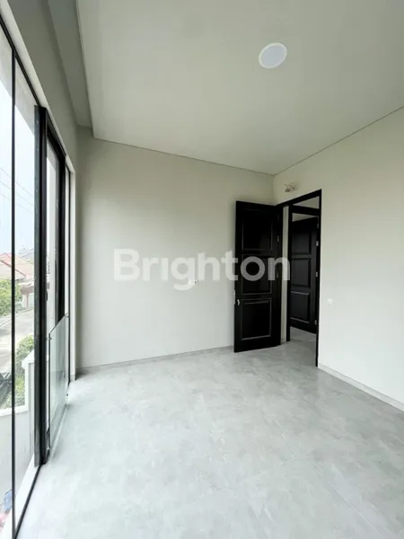 image RUMAH BARU GRESS MINIMALIS DI MANYAR TIRTOASRI BAGUS SIAP PAKAI (8)