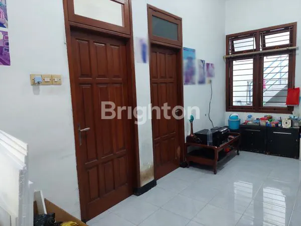 image RUMAH 1.5LANTAI MURAH TERAWAT DEKAT PAPAYA DARMO ! JUAL SIMPANG DARMO PERMAI SELATAN  (4)