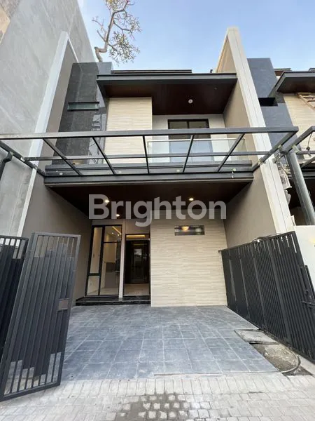 image NEW MODERN HOUSE AREA PAKIS / MAYJEN SUNGKONO 3 LANTAI DEKAT UNIVERSITAS, CIPUTRA WORLD, BINTANG DIPONGGO, DUKUH KUPANG, 10 MENIT KE PUSAT KOTA LOKASI SANGAT STRATEGIS (2)