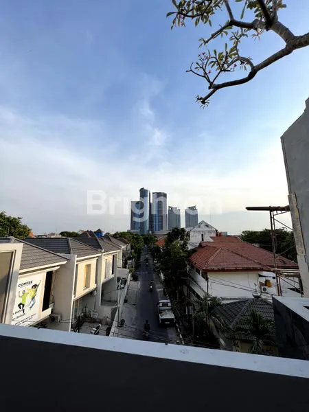 image NEW MODERN HOUSE AREA PAKIS / MAYJEN SUNGKONO 3 LANTAI DEKAT UNIVERSITAS, CIPUTRA WORLD, BINTANG DIPONGGO, DUKUH KUPANG, 10 MENIT KE PUSAT KOTA LOKASI SANGAT STRATEGIS (5)