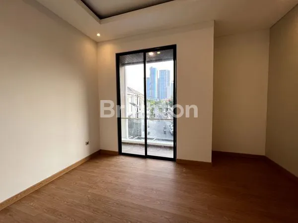 image NEW MODERN HOUSE AREA PAKIS / MAYJEN SUNGKONO 3 LANTAI DEKAT UNIVERSITAS, CIPUTRA WORLD, BINTANG DIPONGGO, DUKUH KUPANG, 10 MENIT KE PUSAT KOTA LOKASI SANGAT STRATEGIS (8)