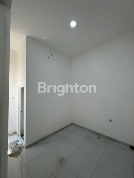 image RUMAH BARU GRESS DESAIN MINIMALIS DI PANTAI MENTARI SURABAYA (3)