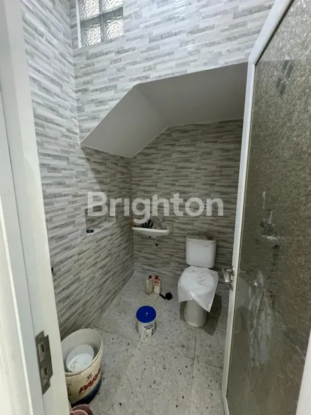 image RUMAH BARU GRESS DESAIN MINIMALIS DI PANTAI MENTARI SURABAYA (8)