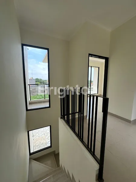 image RUMAH MODERN DE ROLLACE PALACE MEPET TOL JATIWARNA (4)